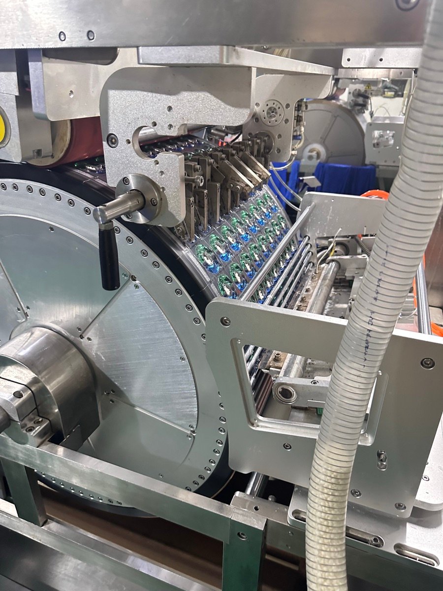 Pod filling and sealing machine